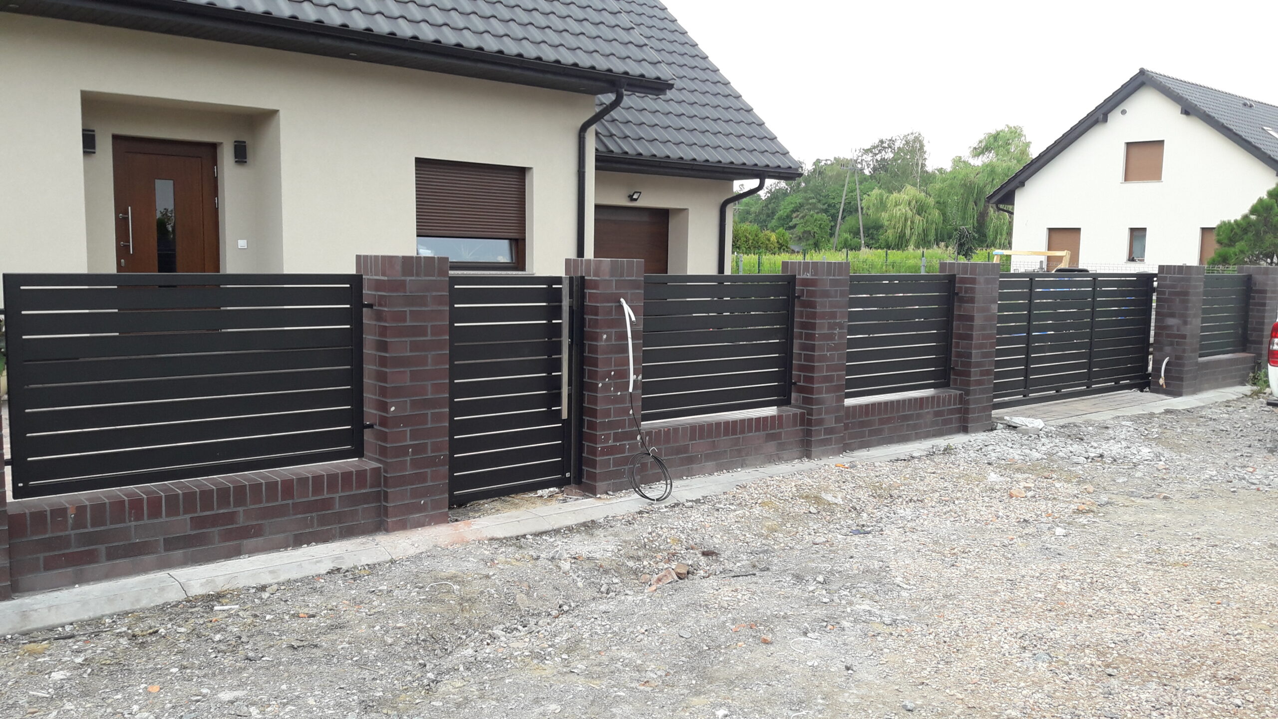 ogrodzenie palisadowe z brama