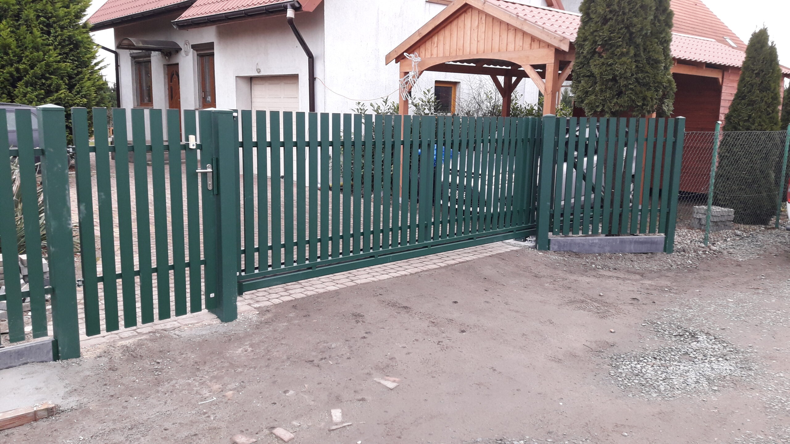 zielona brama ogrodzeniowa